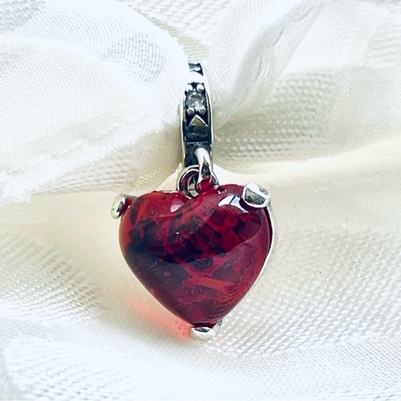 💋 NWOT Mickey & Minnie Mouse Kiss Red Heart Charm ✨ - Picture 4 of 10